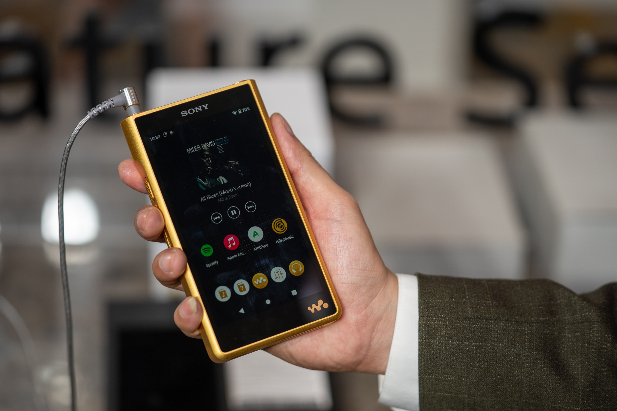 Sony mang Walkman tro lai Viet Nam voi gia 83 trieu cung loat TV moi hinh anh