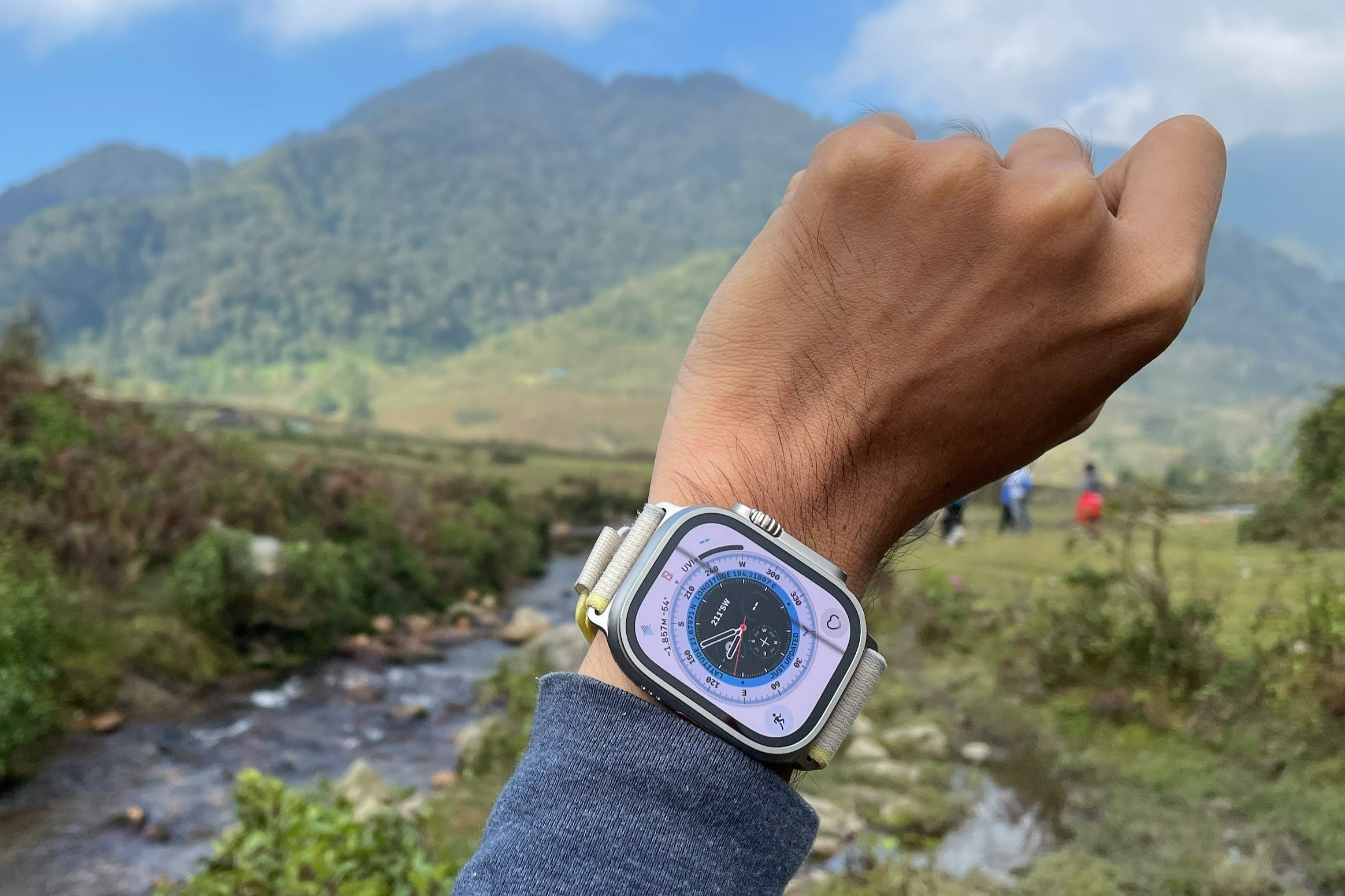 Toi mang chiec Apple Watch dat ngang iPhone di leo nui hinh anh
