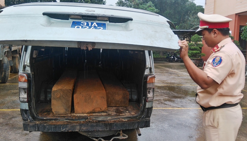 Nguy trang oto bien xanh thanh xe cuu thuong de cho go lau hinh anh