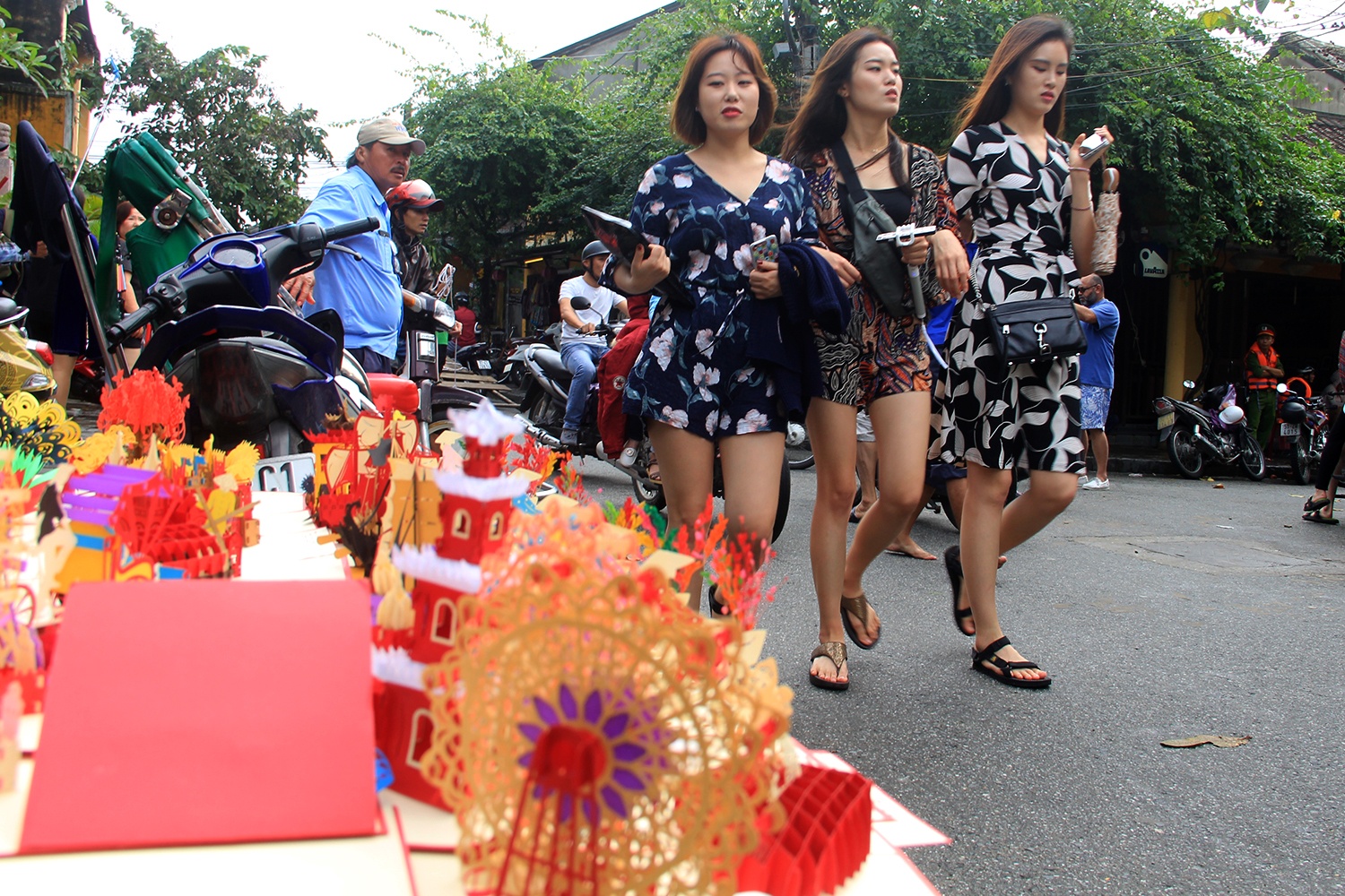Hoi An tran ngap du khach dip tet khi co le hoi anh sang hinh anh