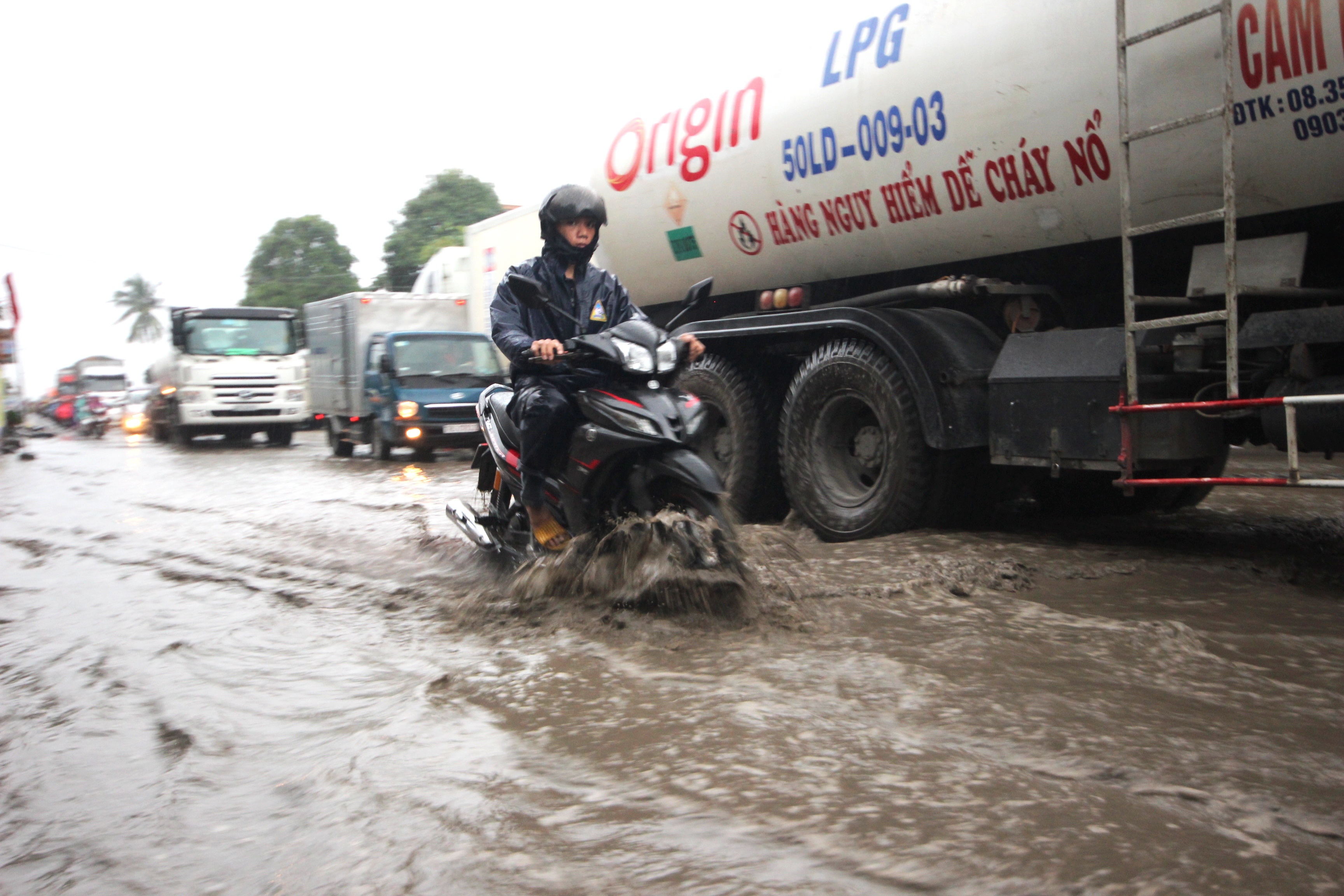 Ket xe suot buoi chieu tren quoc lo 1A hinh anh