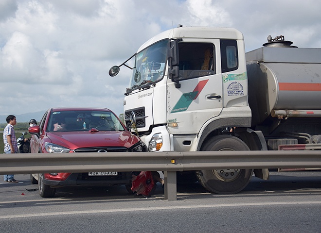 Xe cho xang dau dam oto, quoc lo 1 ach tac gan 2 gio hinh anh