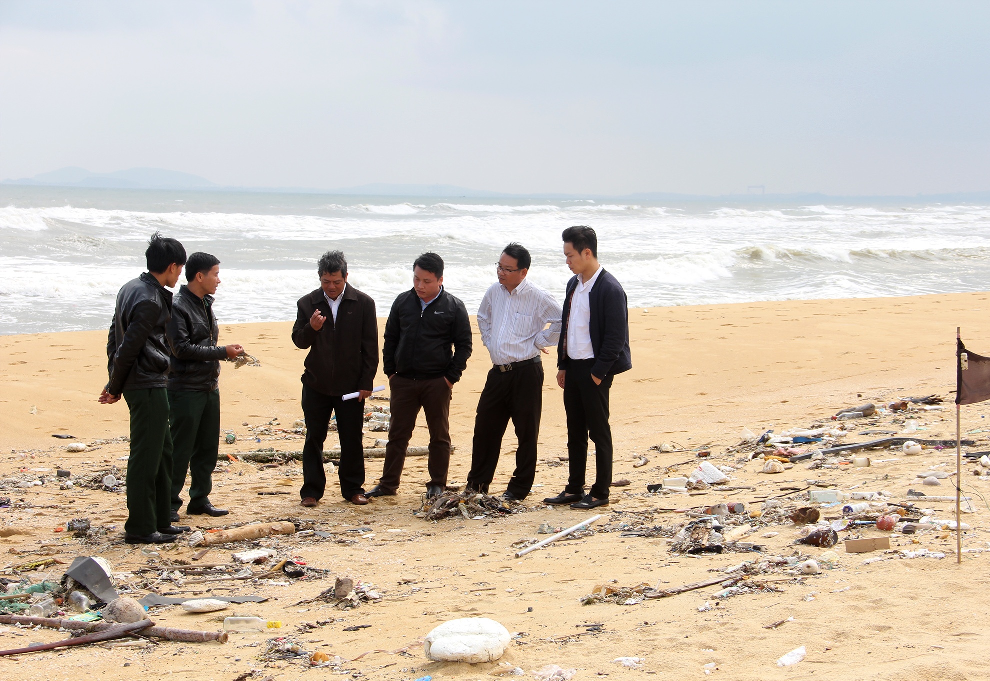 rac thai chu Trung Quoc dat bo bien Quang Nam anh 1