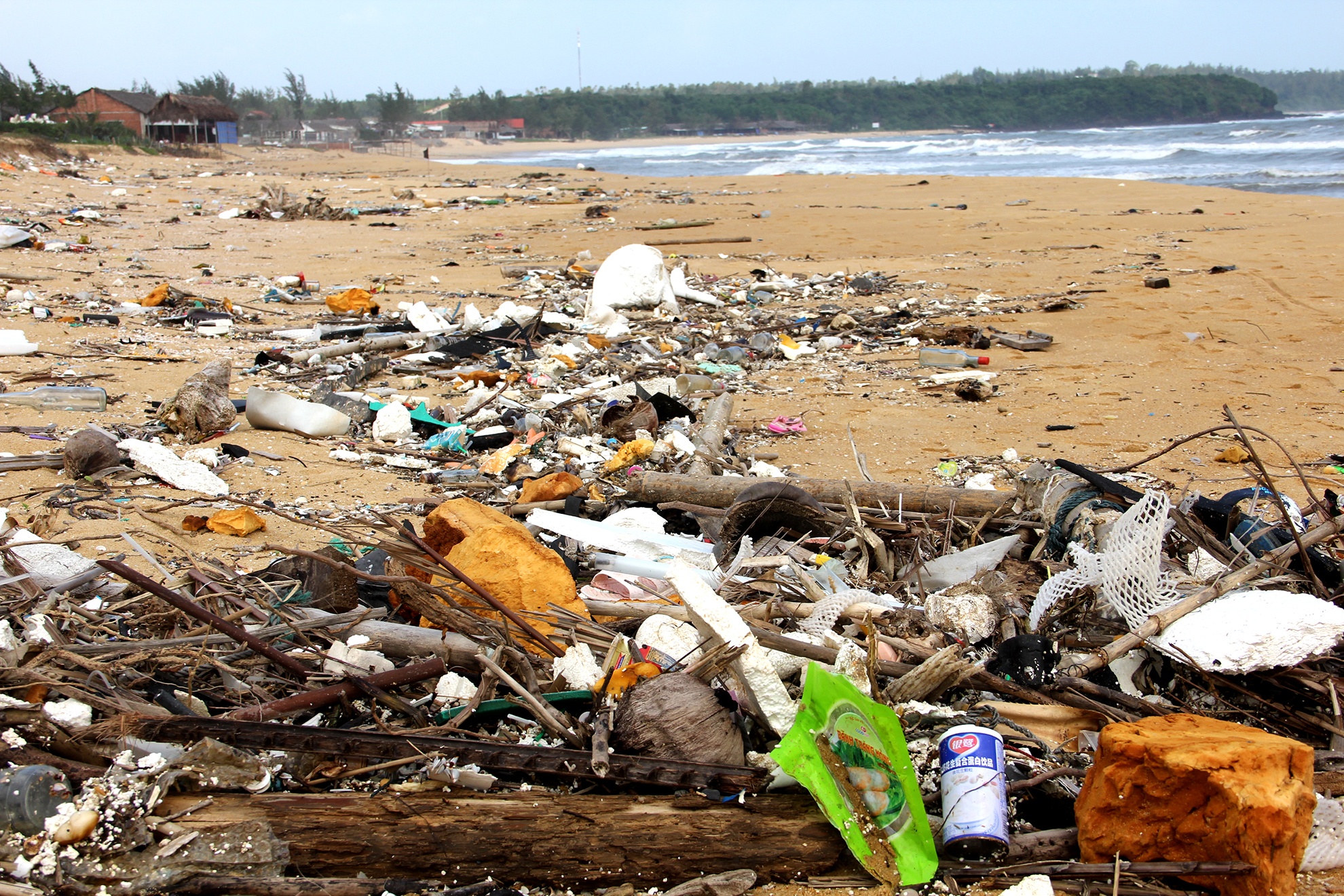 rac thai chu Trung Quoc dat bo bien Quang Nam anh 2