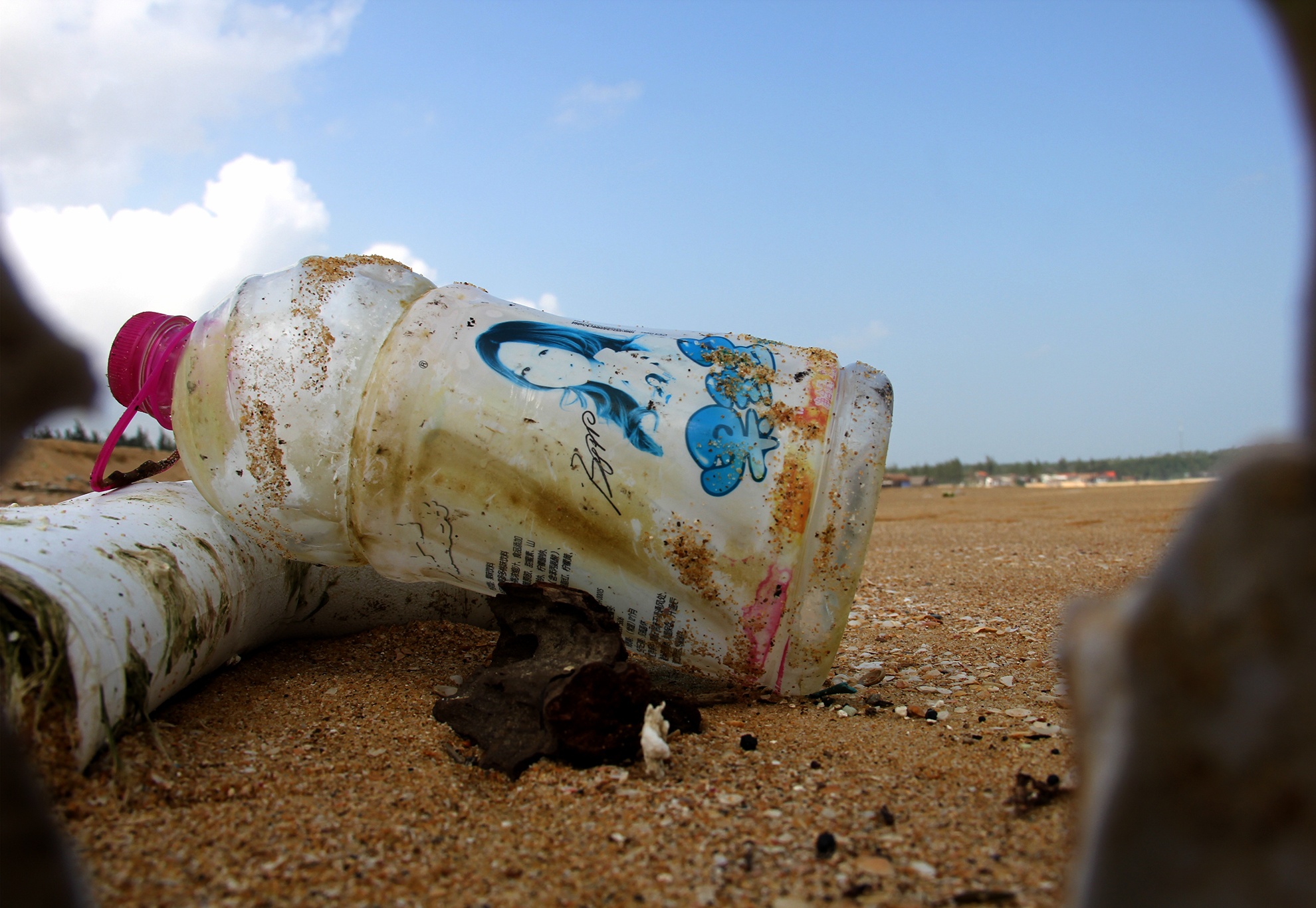 rac thai chu Trung Quoc dat bo bien Quang Nam anh 5