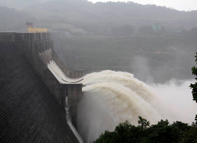 Nhieu ho thuy dien o Quang Nam van xa nuoc giua dem hinh anh