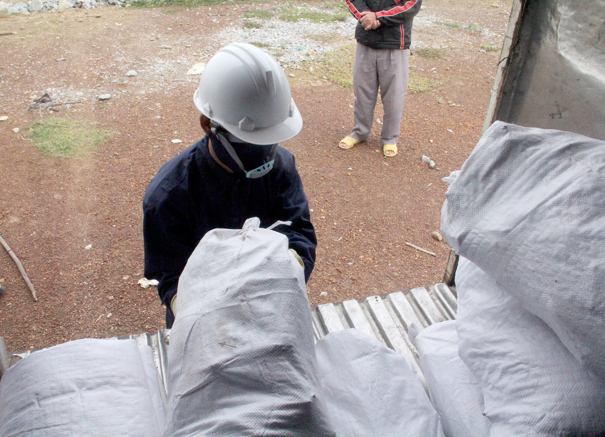 Sang cat loc dau hac dat bo o Quang Nam anh 10