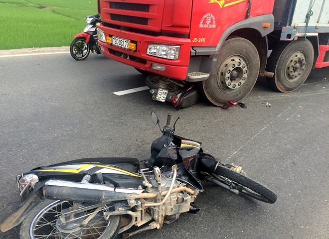 Tai xe bo chay sau vu tai nan lam chet can bo kiem lam hinh anh