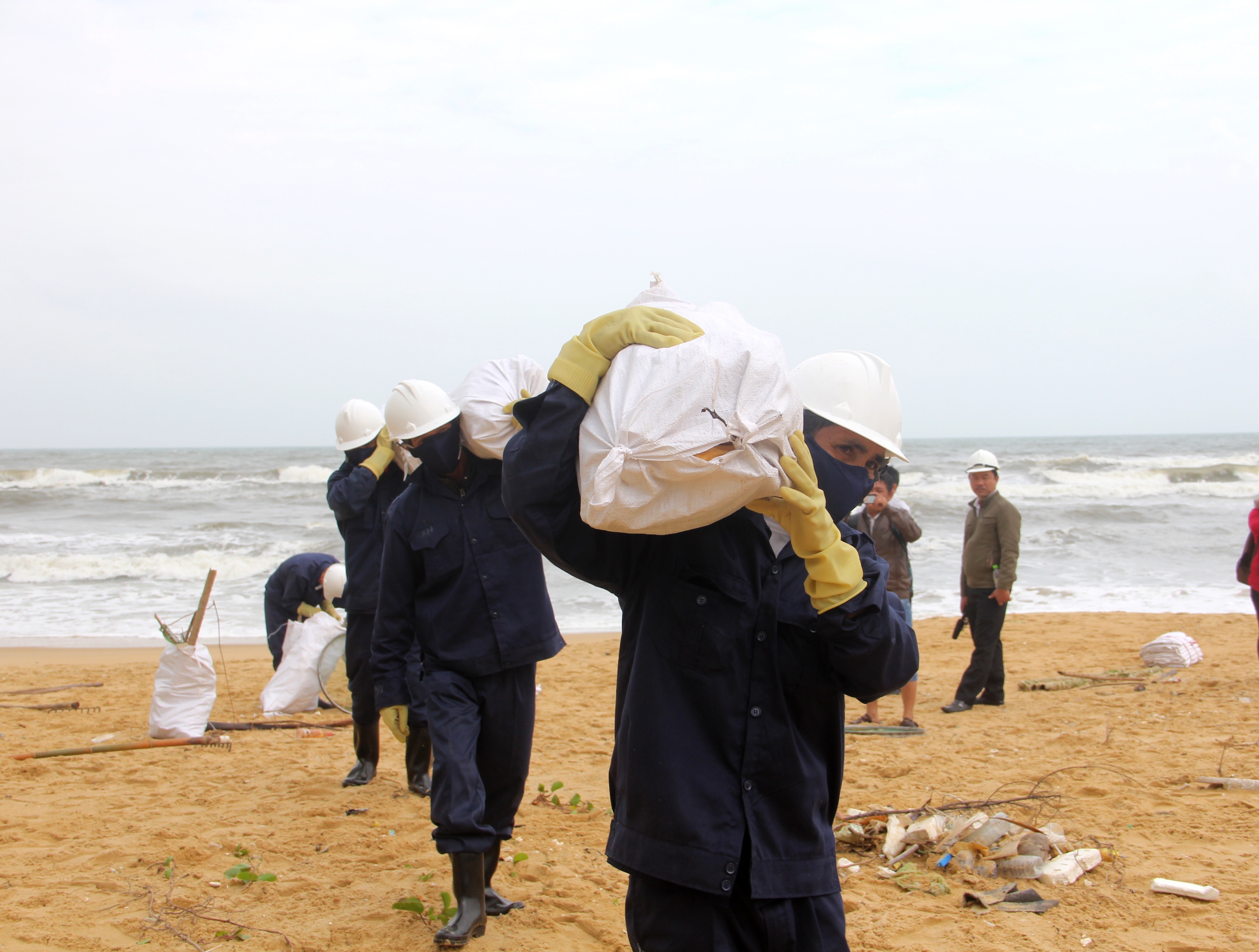 Dầu vón cục dạt bờ là dấu hiệu bất thường ở Quảng Nam ảnh 2 Dau von cuc dat bo la dau hieu bat thuong o Quang Nam anh 2