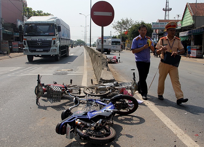 Chay xe dap dien len quoc lo, 4 nu sinh lop 10 gap nan hinh anh