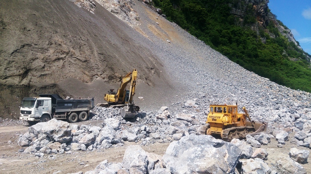 Nam cong nhan bi da de chet khi dang lam viec tai mo hinh anh