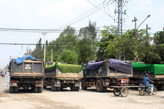 Nguoi dan lap rao chan chan xe tai anh 2