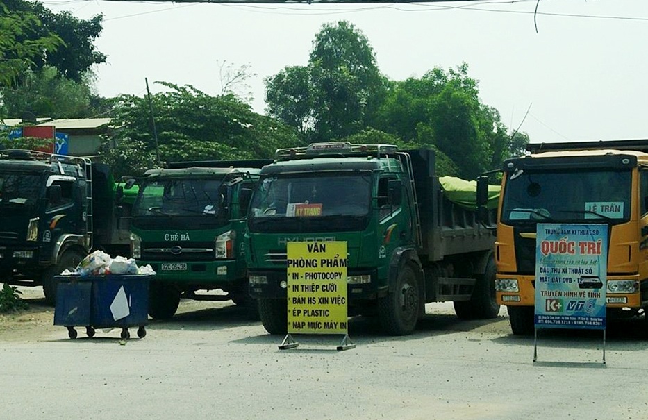 Dan Quang Nam dung thung rac, bien quang cao chan 30 xe tai cho dat hinh anh