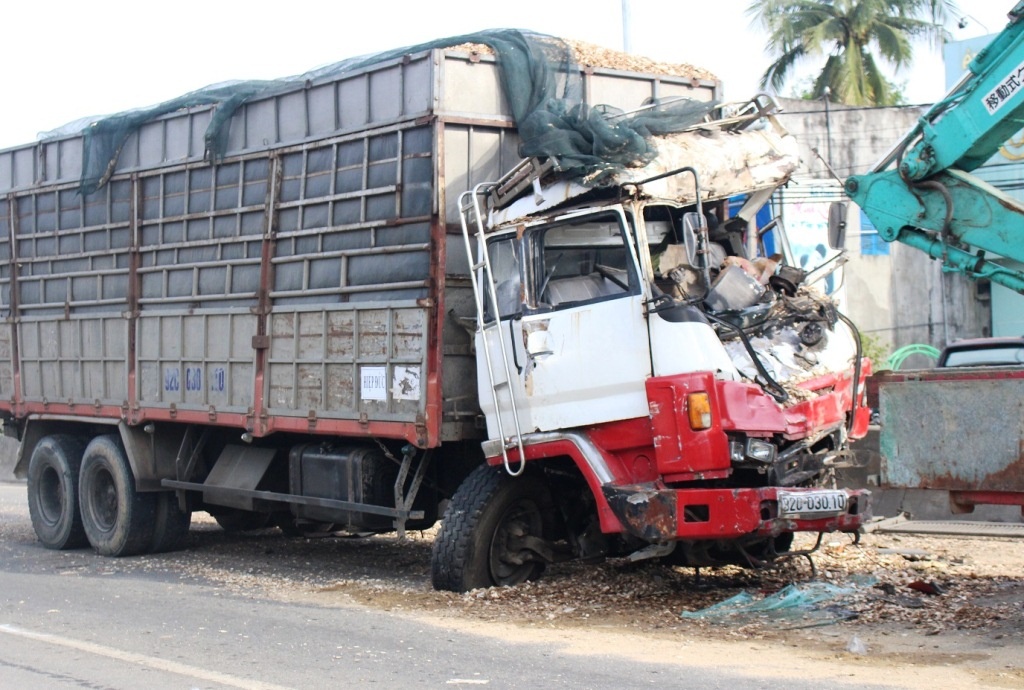 Tai nạn liên hoàn trên quốc lộ 1A ảnh 1 Tai nan lien hoan tren quoc lo 1A anh 1