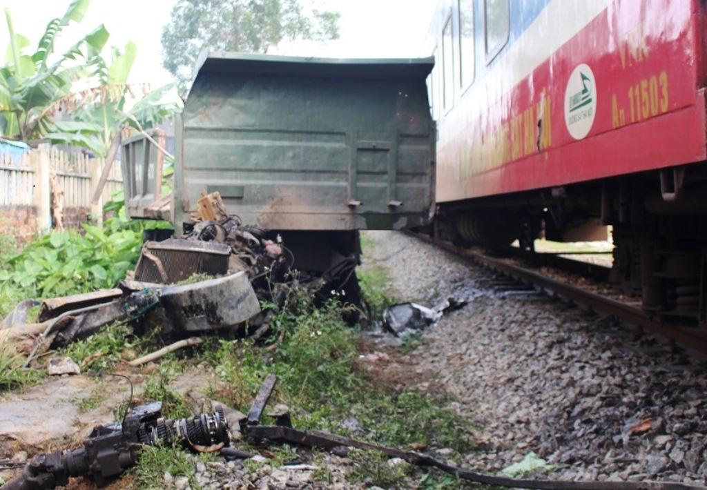 Xe tai vang cabin sau va cham voi tau lua hinh anh