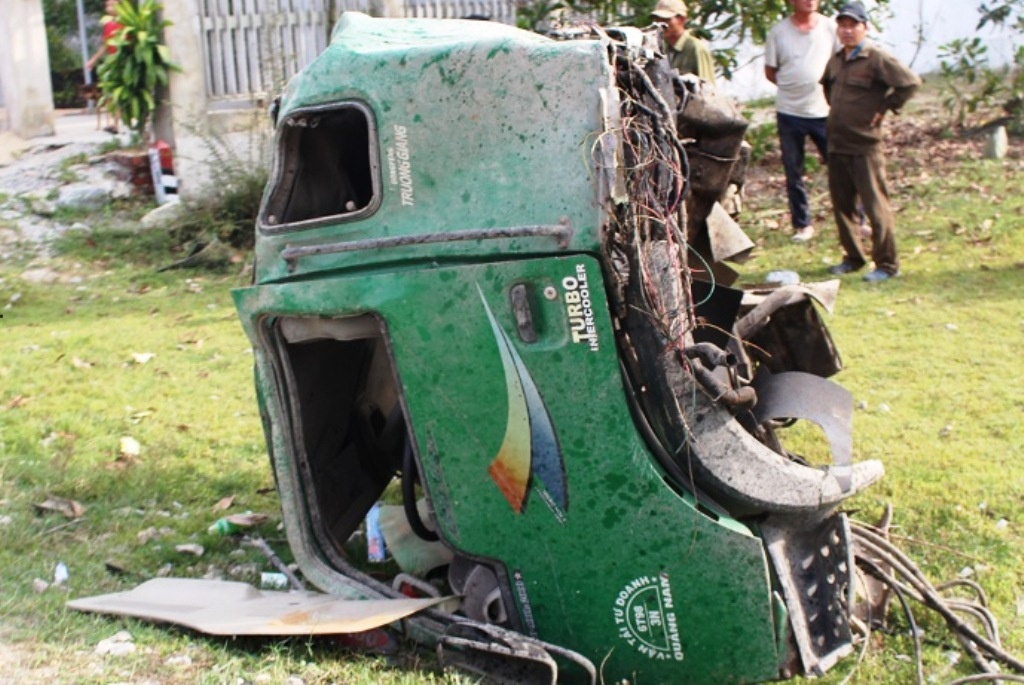 Xe tải đứt lìa sau va chạm với tàu hỏa ảnh 1 Xe tai dut lia sau va cham voi tau hoa anh 1