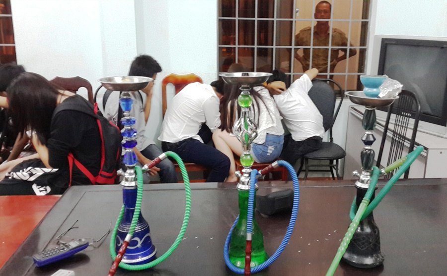 17 hoc sinh 'phe' shisha trong lop hoc hinh anh