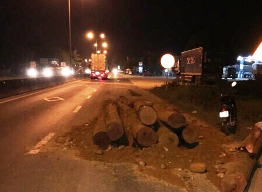 Tai xe do go lau xuong quoc lo de chan CSGT truy bat hinh anh