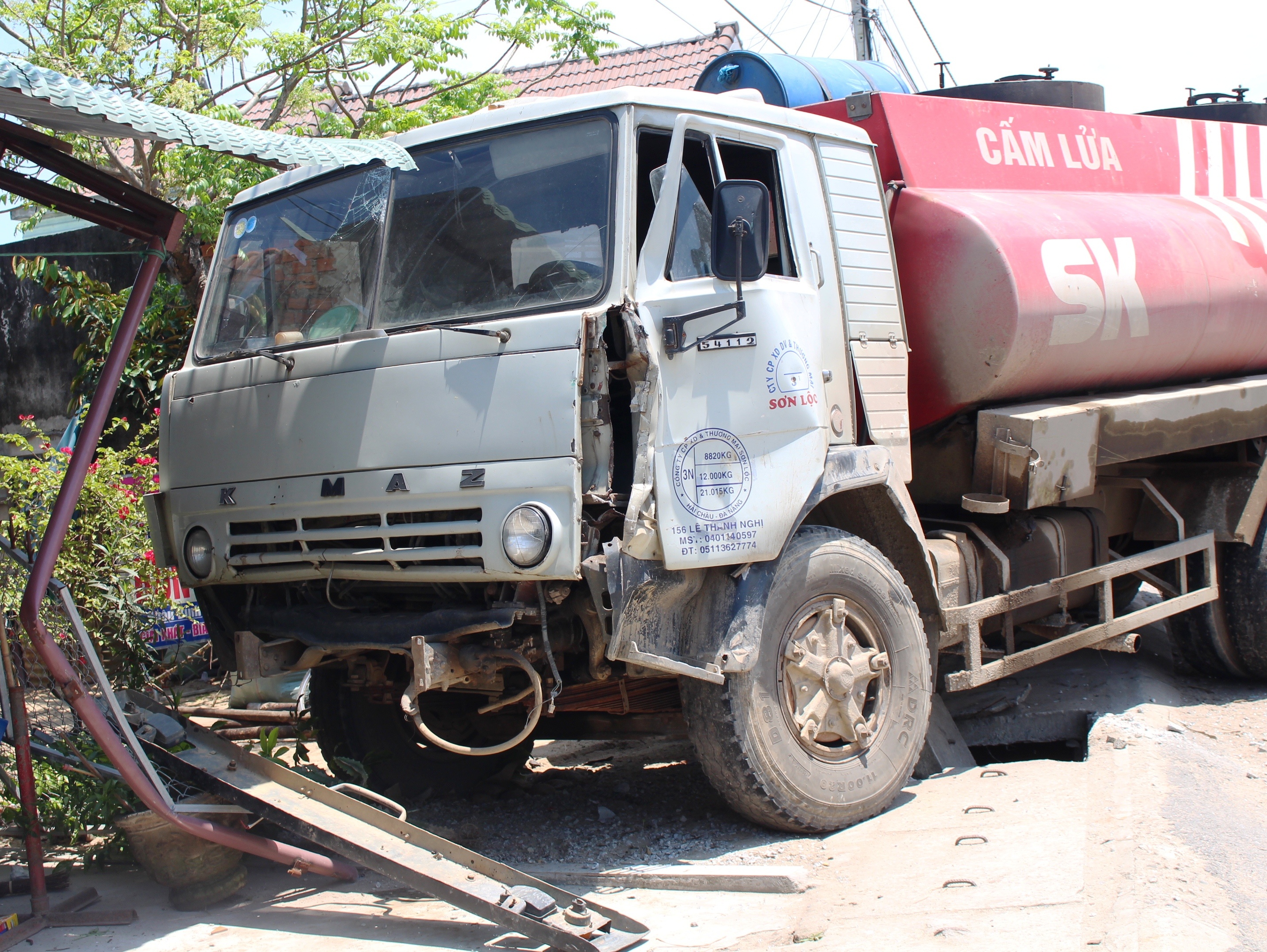 Tai xe dap cua nhay khoi cabin khi xe bon cho xang lao vao nha dan hinh anh