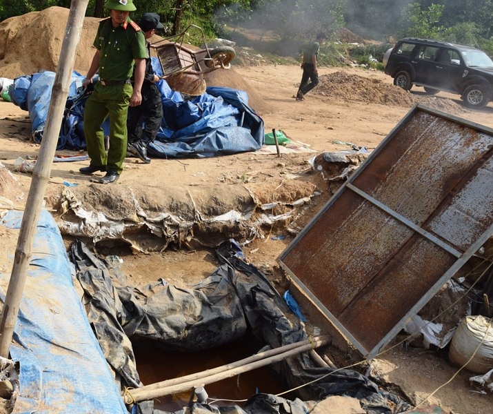 Hon 150 phu vang bi day duoi khoi mo vang Bong Mieu hinh anh