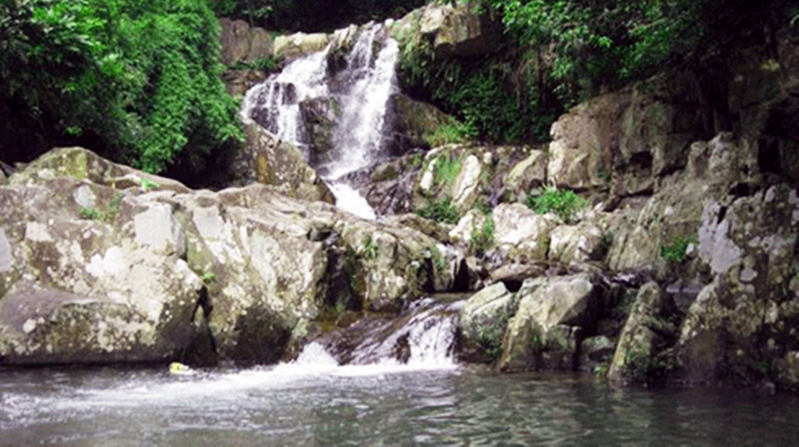 Ru nhau di tam thac, 2 nu sinh lop 12 duoi nuoc hinh anh