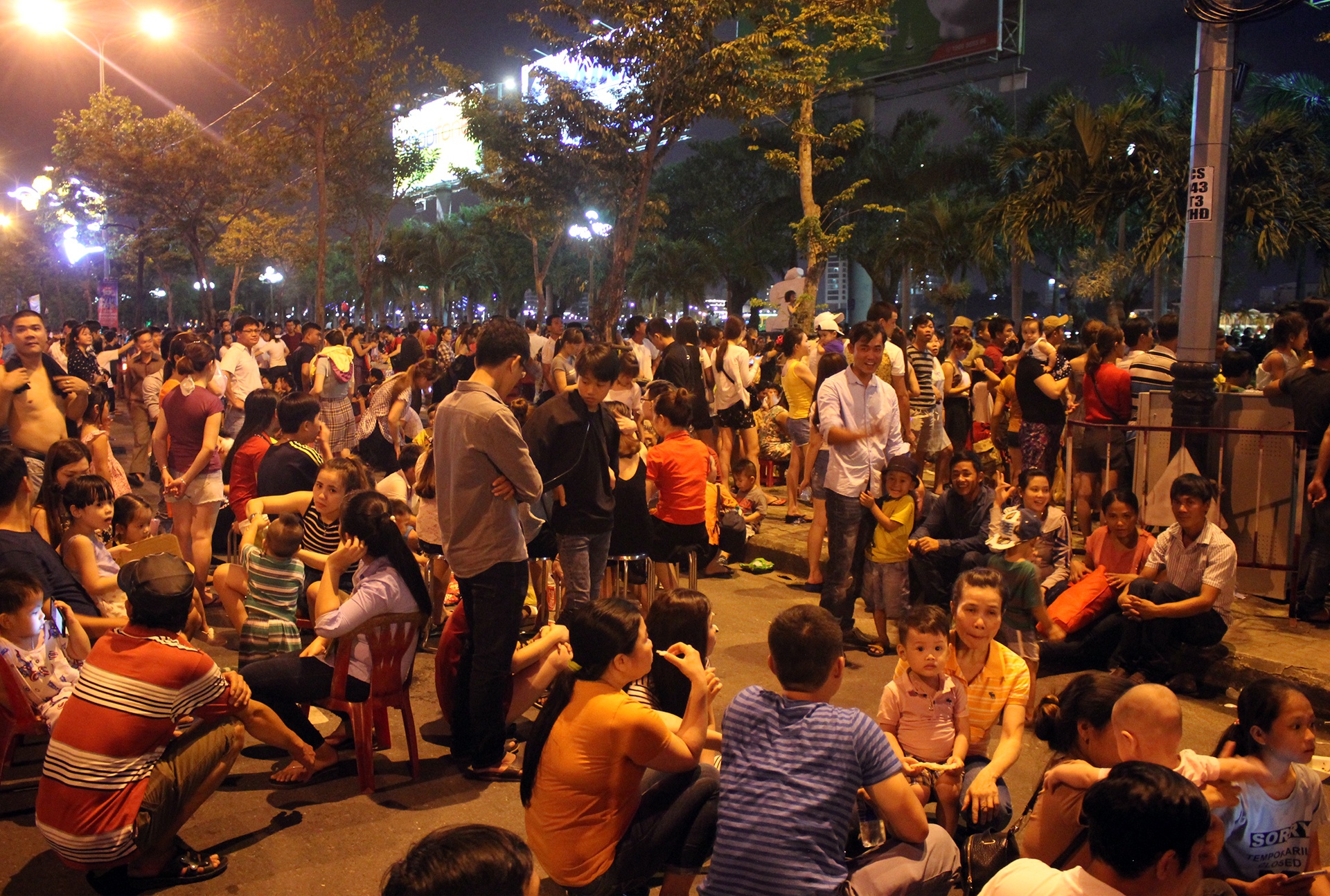 Rác ngập đường phố Đà Nẵng sau pháo hoa quốc tế ảnh 1 Rac ngap duong pho Da Nang sau phao hoa quoc te anh 1