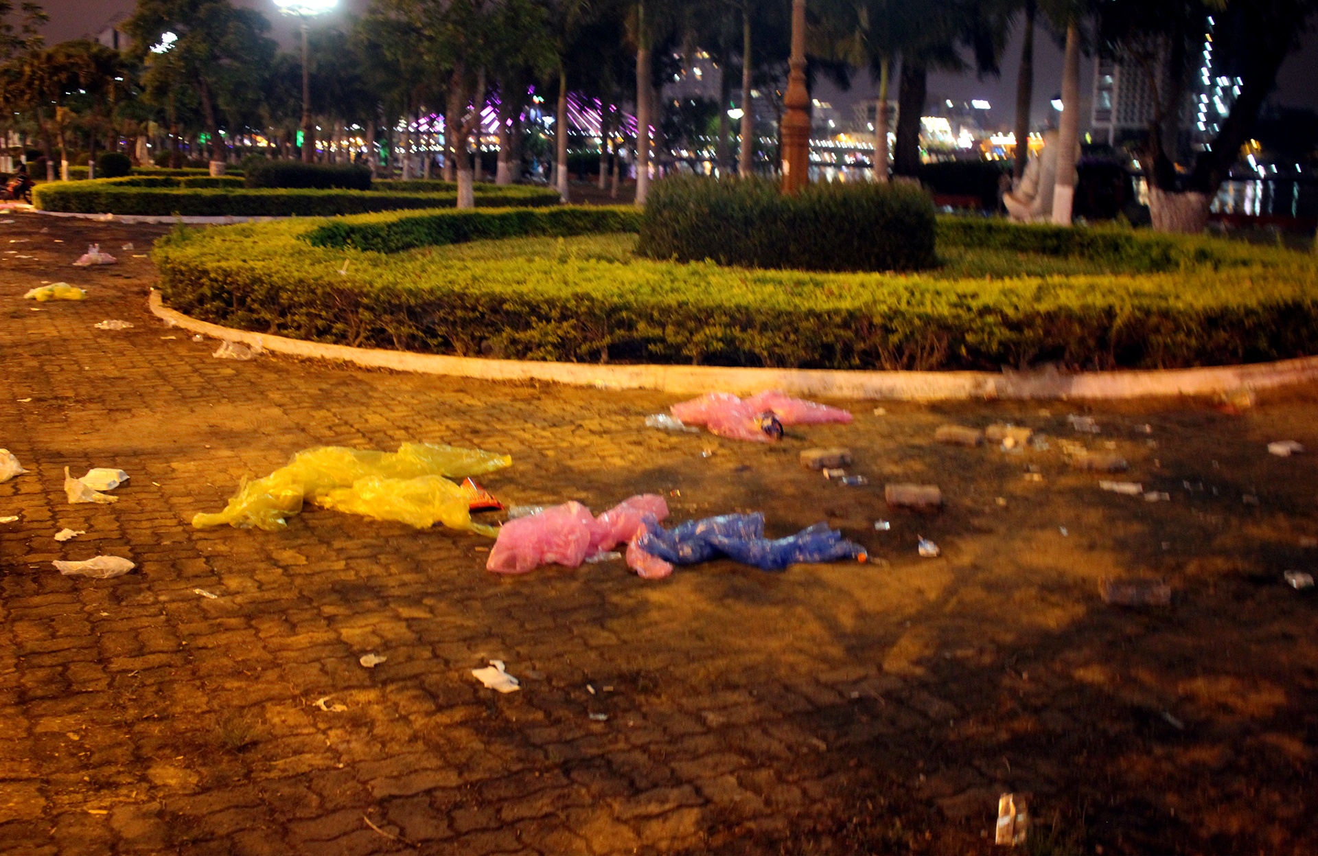 Rác ngập đường phố Đà Nẵng sau pháo hoa quốc tế ảnh 8 Rac ngap duong pho Da Nang sau phao hoa quoc te anh 8