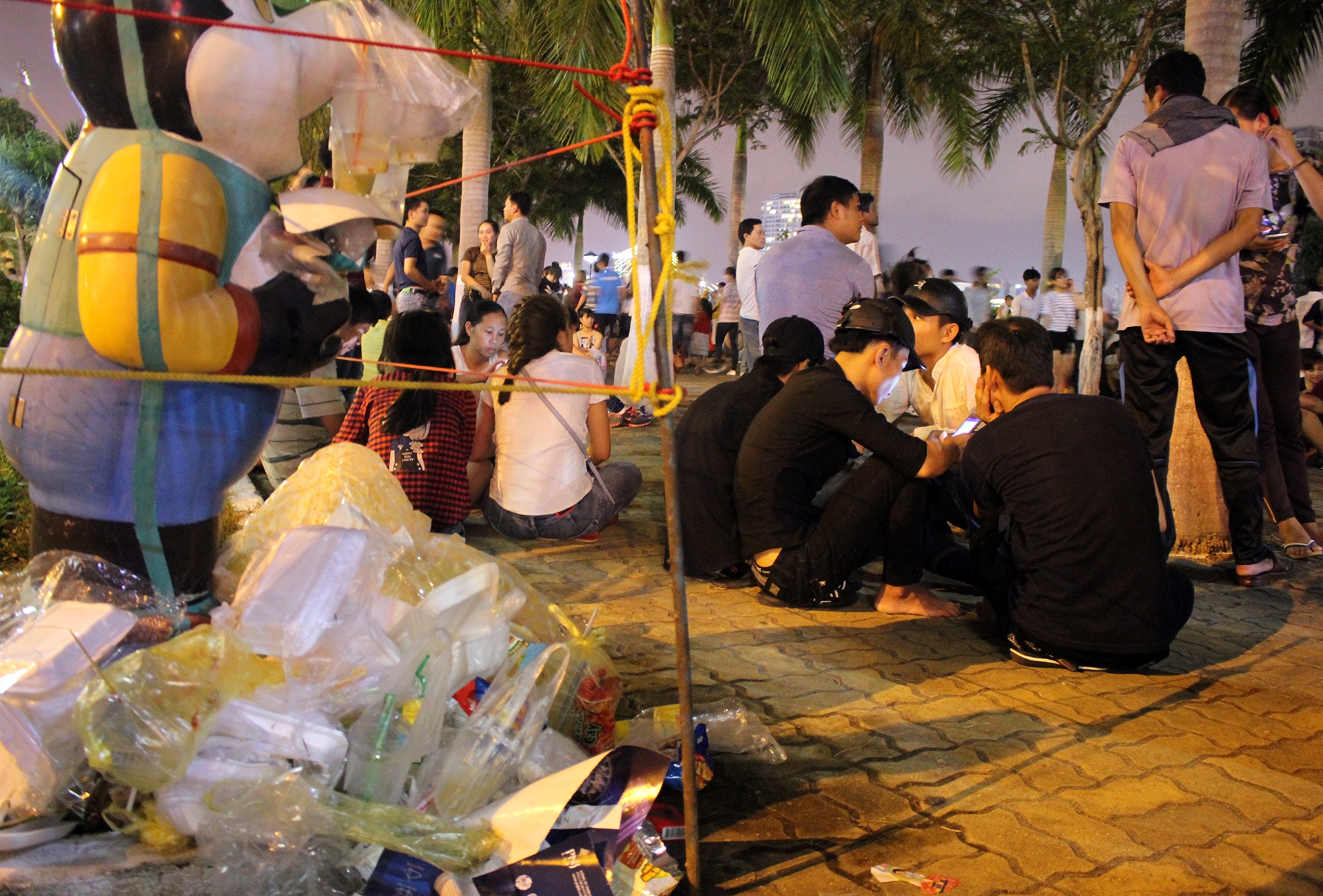 Rác ngập đường phố Đà Nẵng sau pháo hoa quốc tế ảnh 2 Rac ngap duong pho Da Nang sau phao hoa quoc te anh 2