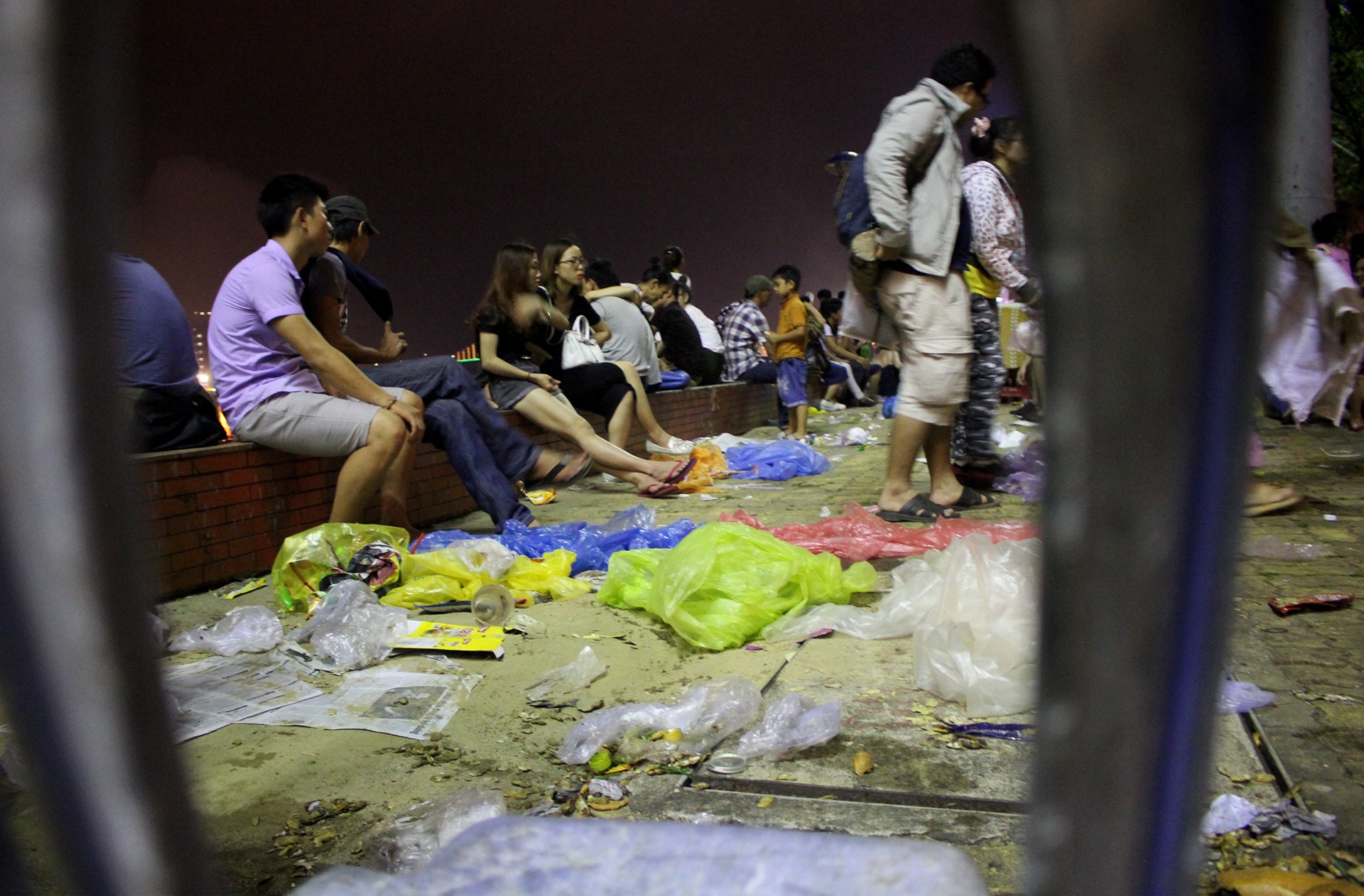 Rac ngap pho sau dem thi phao hoa dau tien o Da Nang hinh anh