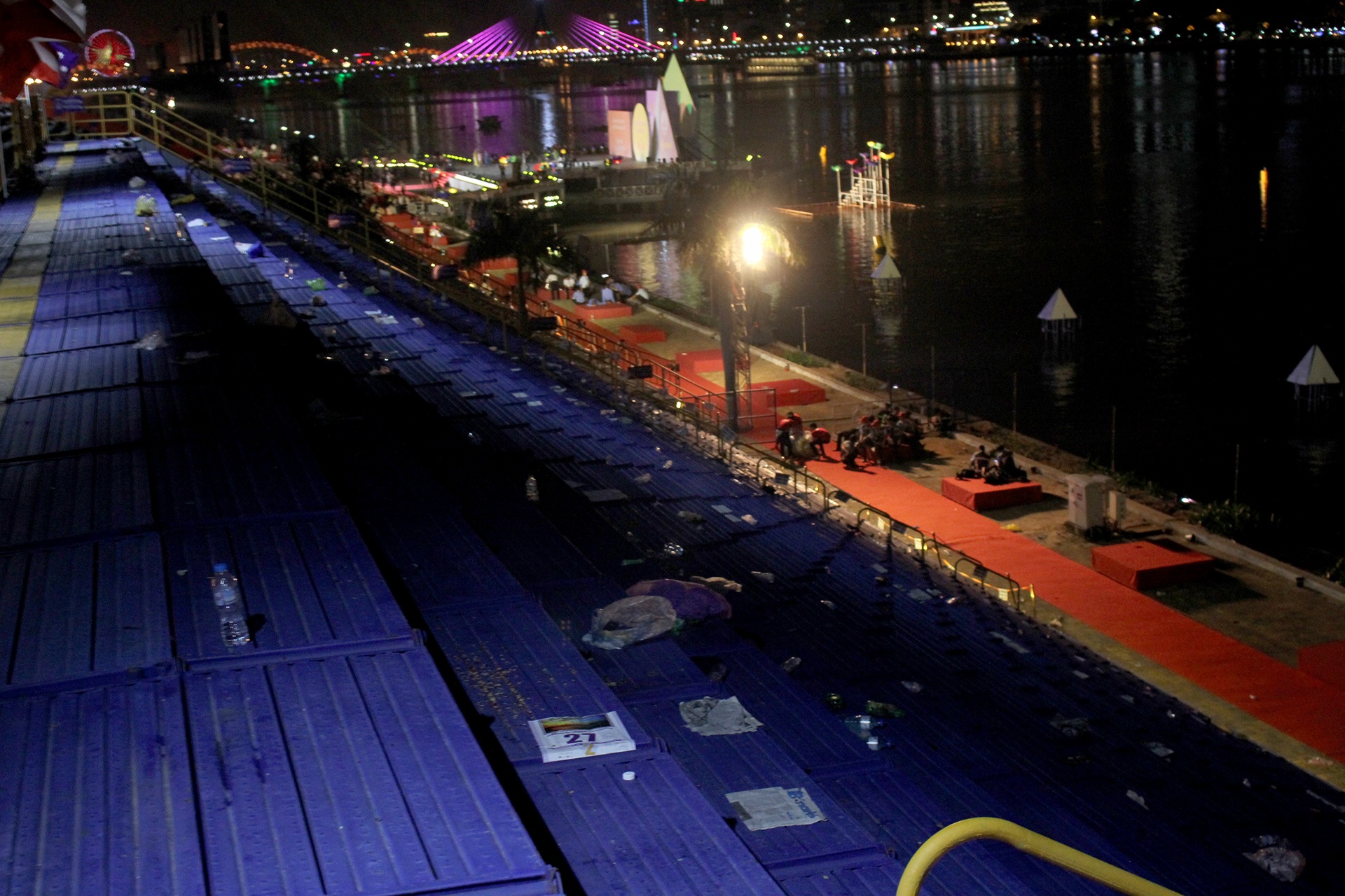 Rác ngập đường phố Đà Nẵng sau pháo hoa quốc tế ảnh 5 Rac ngap duong pho Da Nang sau phao hoa quoc te anh 5