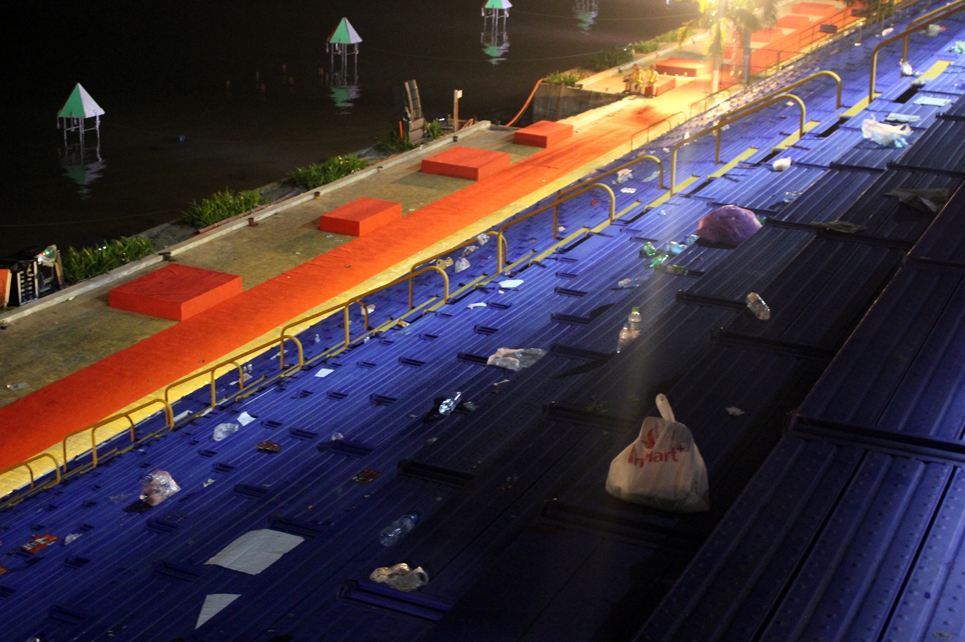 Rác ngập đường phố Đà Nẵng sau pháo hoa quốc tế ảnh 6 Rac ngap duong pho Da Nang sau phao hoa quoc te anh 6