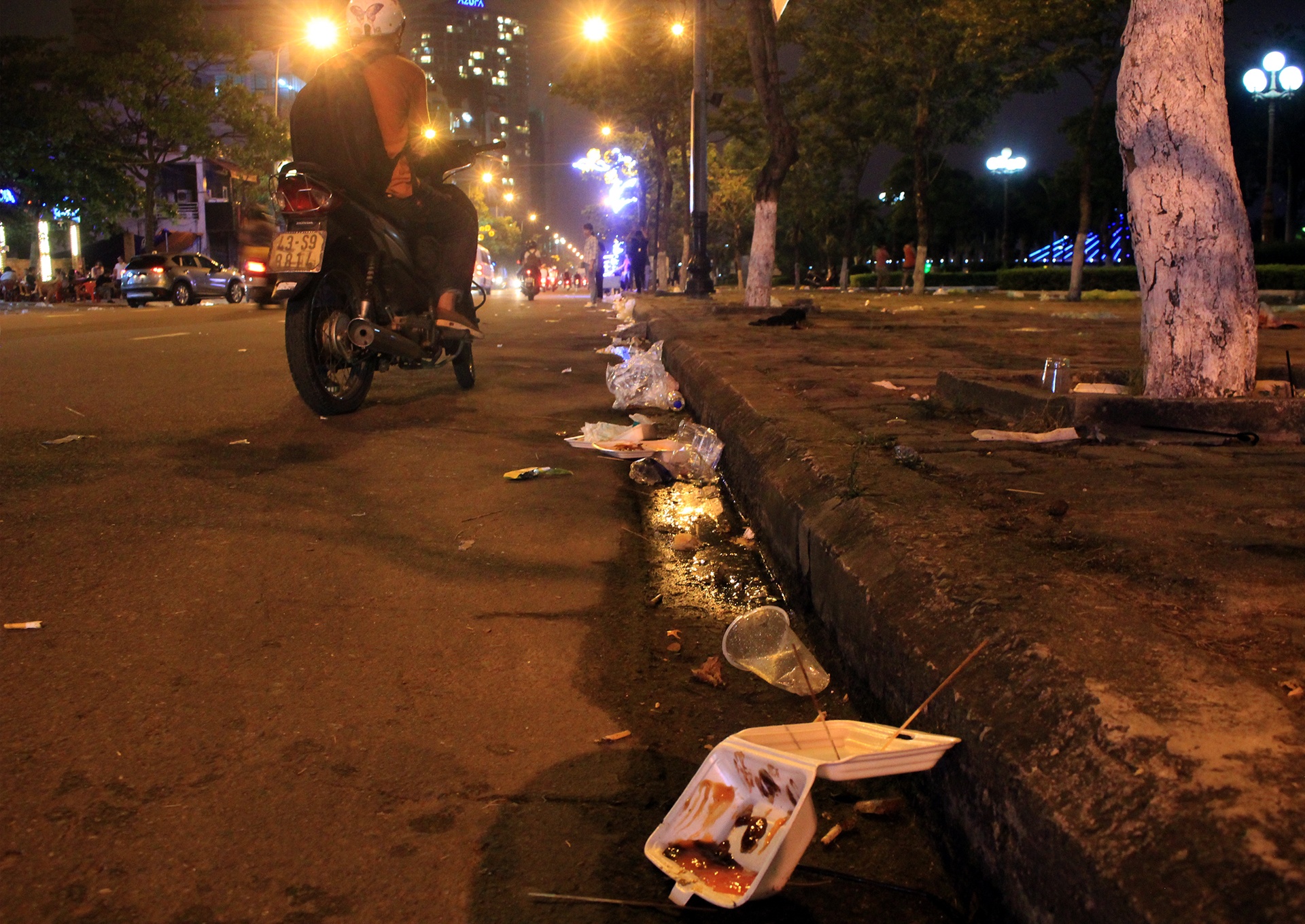 Rác ngập đường phố Đà Nẵng sau pháo hoa quốc tế ảnh 7 Rac ngap duong pho Da Nang sau phao hoa quoc te anh 7