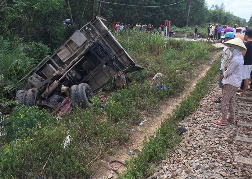 Xe tai nat dau khi dam va voi tau SE1 hinh anh