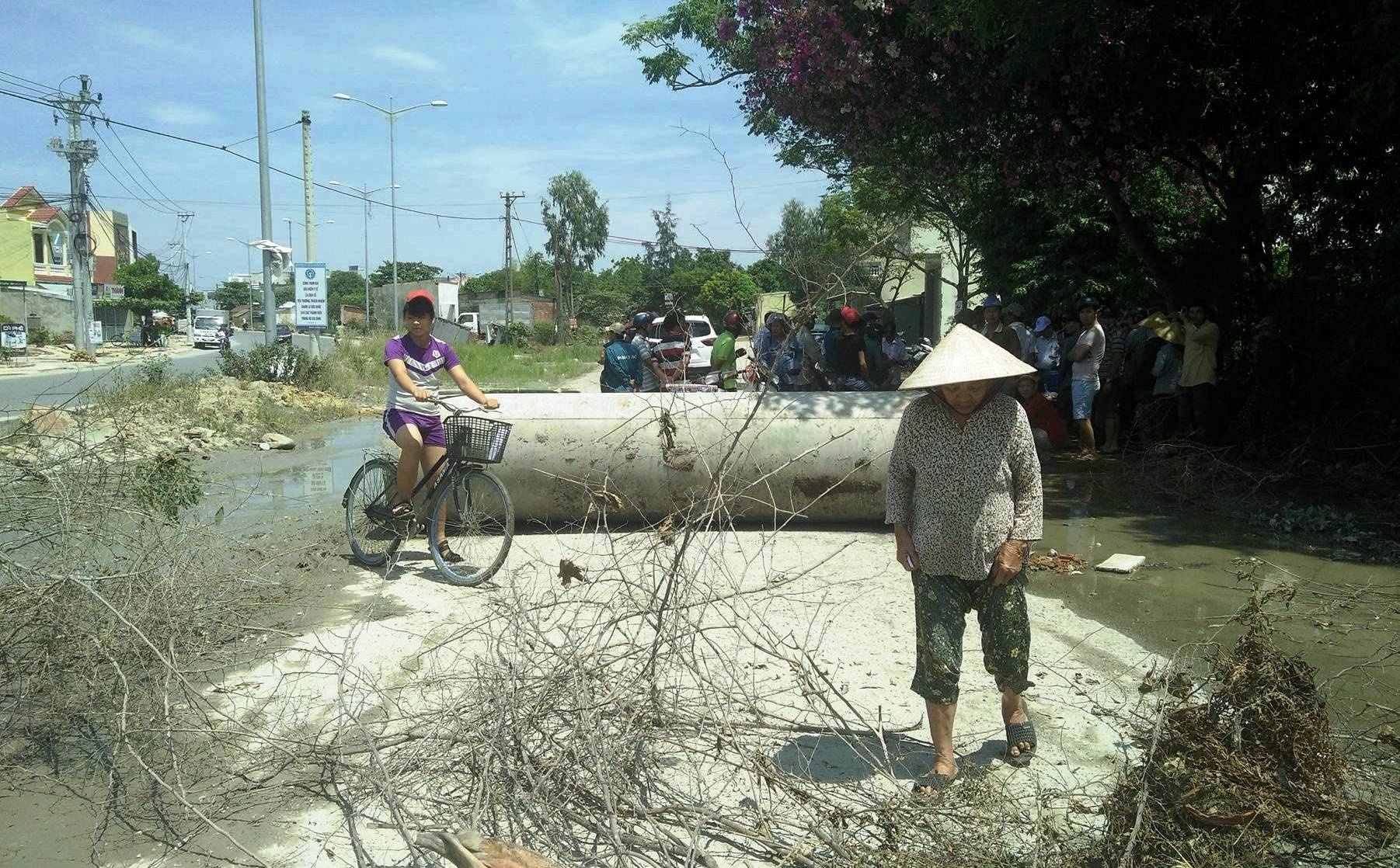 Nguoi dan dung ong cong lam 'hang rao' chan duong xe tai hinh anh