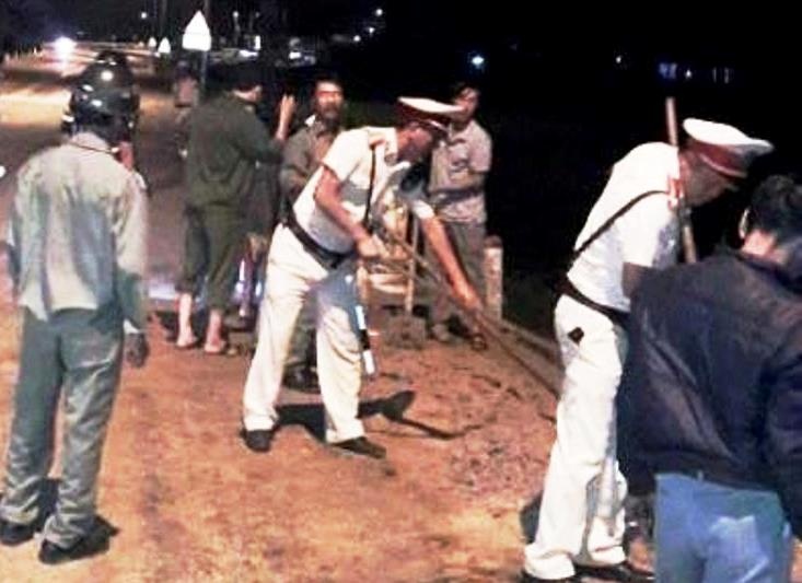 Canh sat xuong duong thu gom ba dau do xe tai do trom tren quoc lo hinh anh