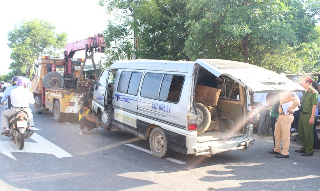 Oto cho go lau gap nan tren quoc lo, phu xe tu vong hinh anh
