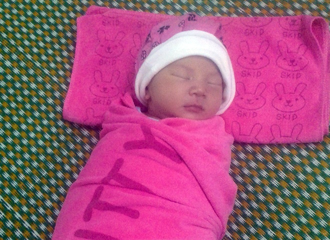 Be gai bi me bo roi tai benh vien sau 2 ngay sinh hinh anh