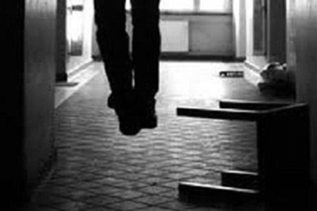 Doi vo chong chet trong tu the treo co tai nha hinh anh