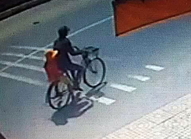 Nam thanh niên lừa bé gái ra nghĩa địa để hiếp dâm ảnh 2 Nam thanh nien lua be gai ra nghia dia de hiep dam anh 2