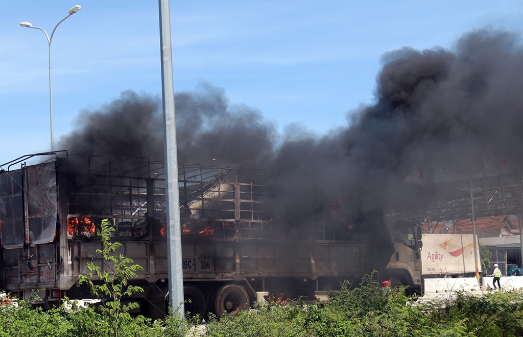 Xe tải bốc cháy trên quốc lộ ảnh 1 Xe tai boc chay tren quoc lo anh 1