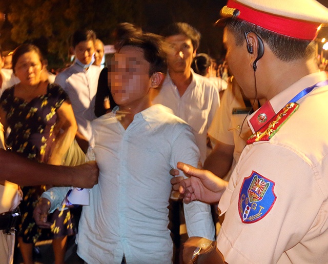 Cuop giat tra tron trong le khai mac Festival di san hinh anh