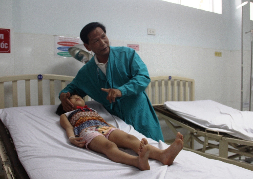 Cứu bé gái nuốt đồng xu vào bụng ảnh 1 Cuu be gai nuot dong xu vao bung anh 1