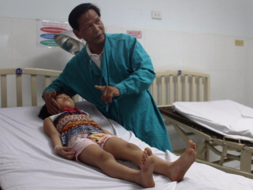 Gap dong xu 500 dong mac trong thuc quan be gai 5 tuoi hinh anh