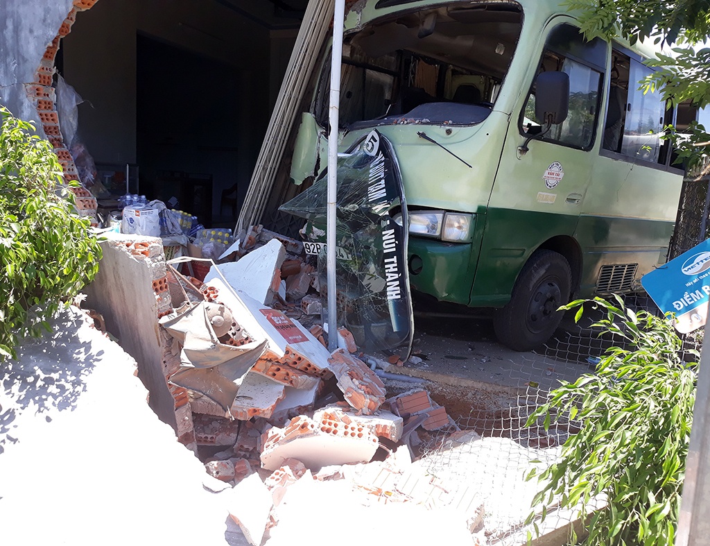 Tuong nha ven quoc lo sap sau cu tong cua xe buyt hinh anh