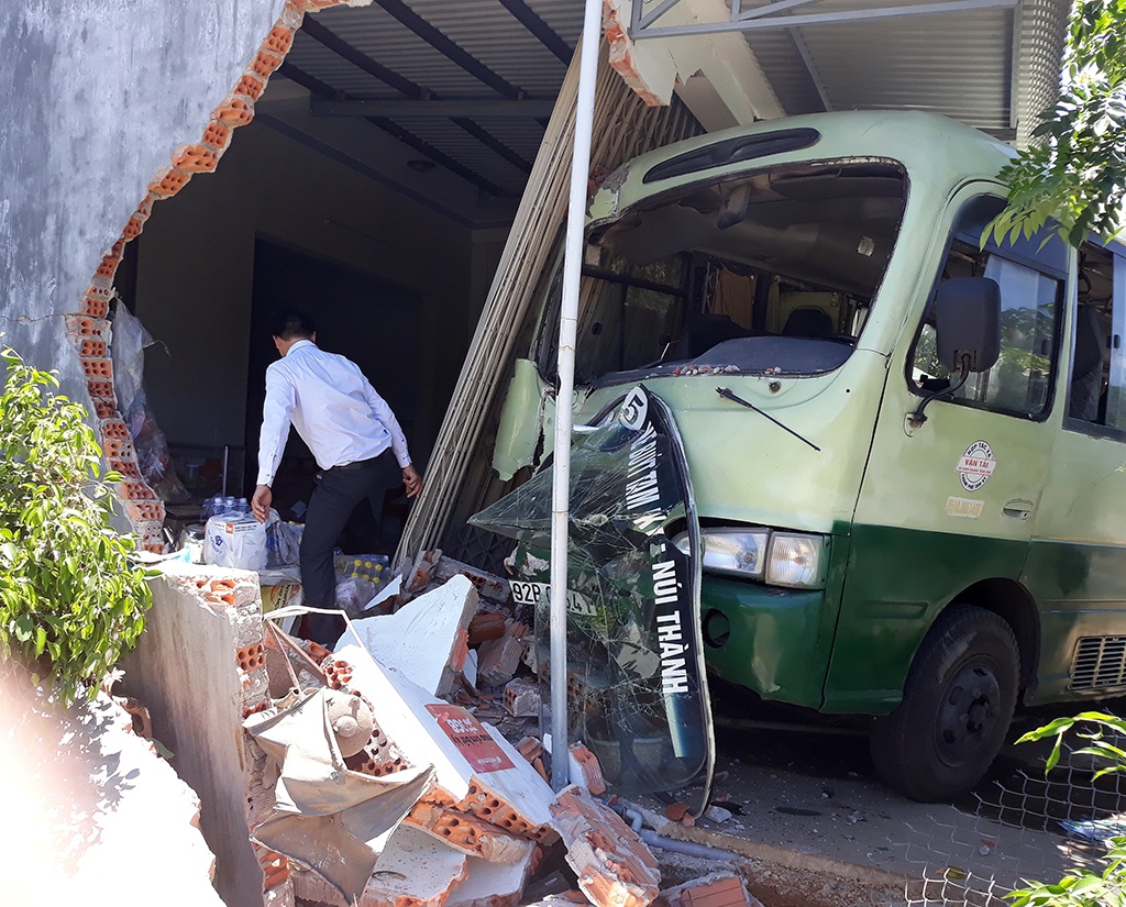 Xe buyt dam sap nha dan sau cu tong cua xe tai hinh anh