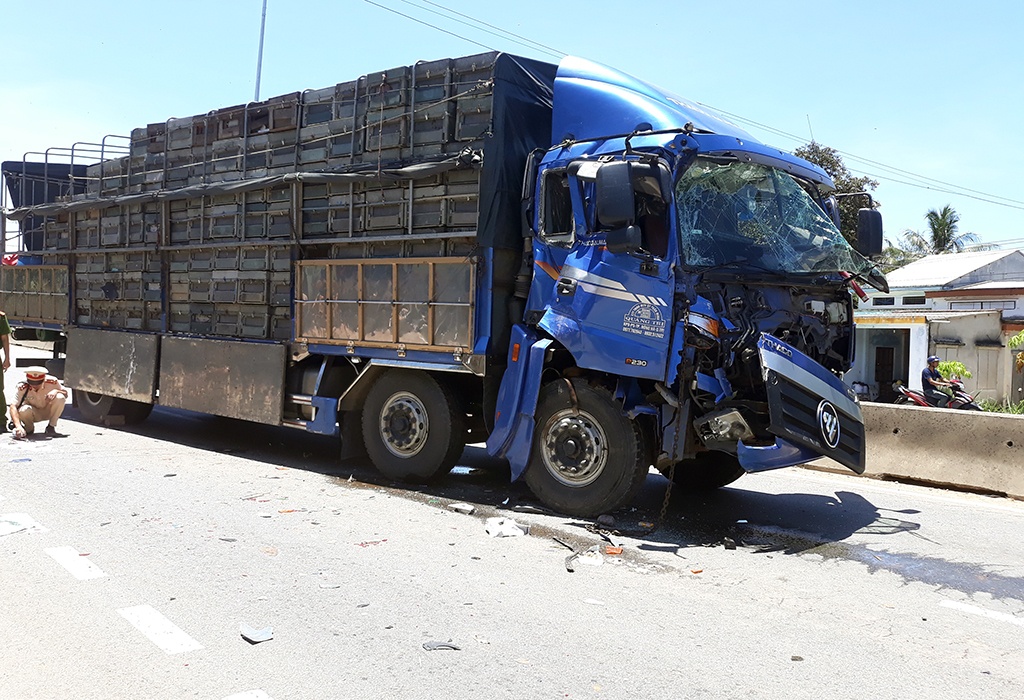 Xe buýt đâm sập nhà dân sau cú tông của xe tải ảnh 2 Xe buyt dam sap nha dan sau cu tong cua xe tai anh 2