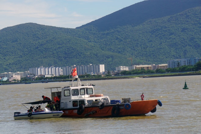 Nam thanh nien ke khoanh khac lao minh xuong song Han cuu nguoi hinh anh