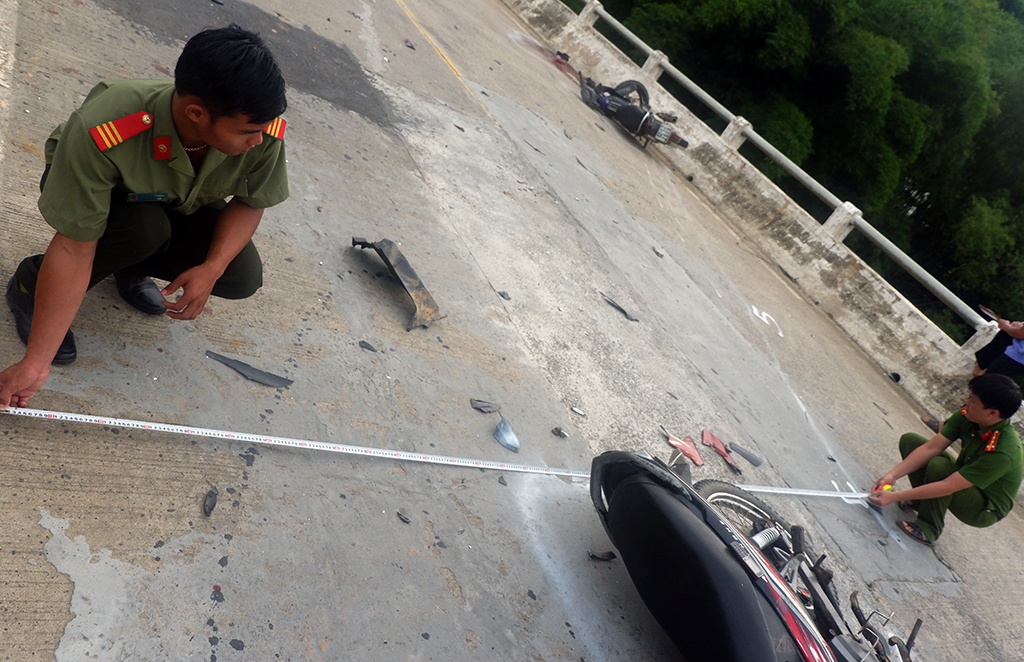 Hai xe may doi dau, 3 thanh nien thiet mang hinh anh