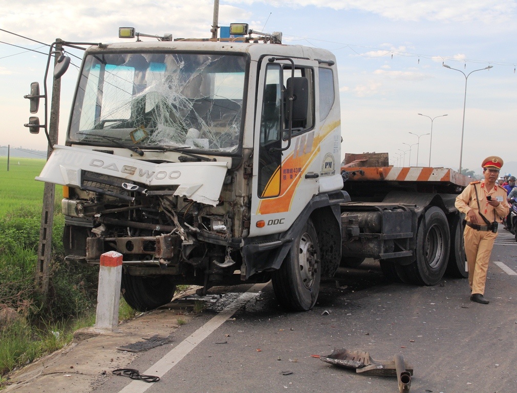 Quoc lo 1A ach tac hon 2 gio sau tai nan lien hoan hinh anh