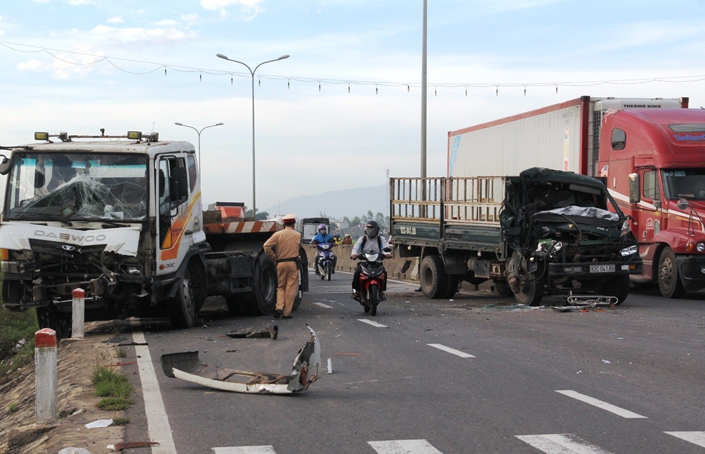 Tai nan lien hoan tren quoc lo 1A anh 1